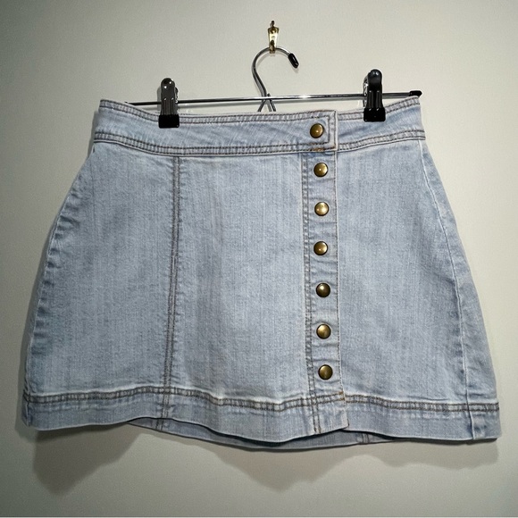 Free People Dresses & Skirts - Free People Faded Denim Mini Skirt w/ 7 Snaps on Front Size 2